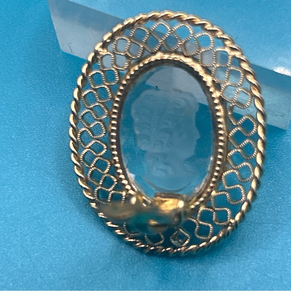 Vintage whiting & Davis intaglio glass cameo clip earrings Goldtone filigree - Picture 4 of 7